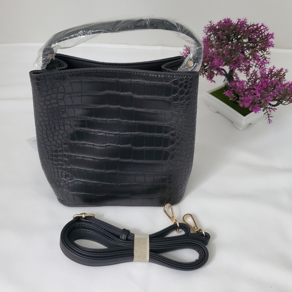 Aota Elena Bucket Bag black.
